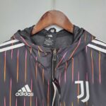 JUVENTUS CORTAVIENTO NEGRO CON CAPUCHA - Imagen 2