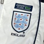 INGLATERRA CORTAVIENTO BLANCO ESTILO CLÁSICO GREEN FLAG 2024 - Imagen 2