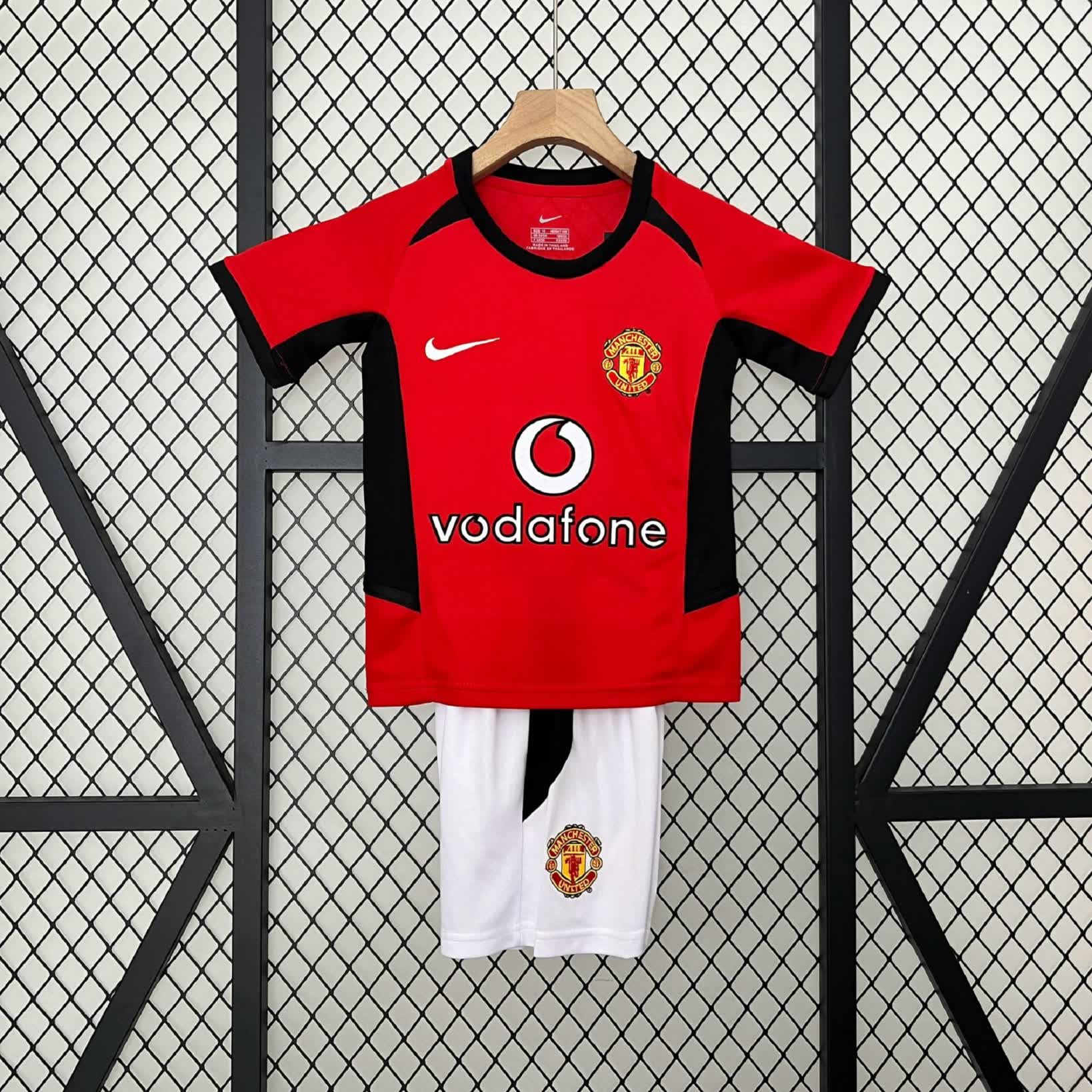 204a6f09 MANCHESTER UNITED TITULAR 2002-04 RETRO KIT NIÑO - Imagen 1