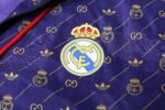 REAL MADRID CORTAVIENTO PÚRPURA CON CAPUCHA - Imagen 2