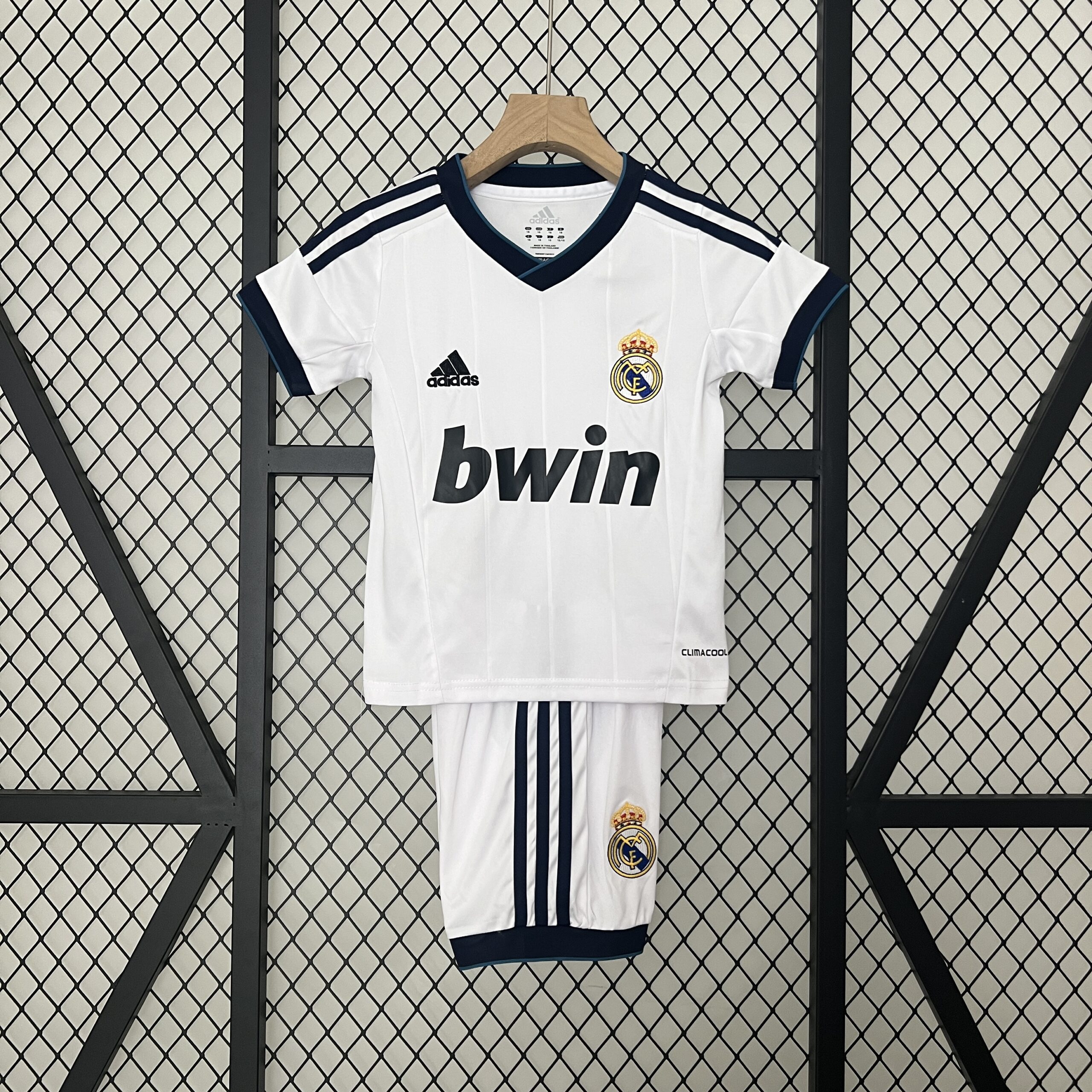 07a2d5d0 REAL MADRID TITULAR RETRO 2012/13 KIT NIÑO - Imagen 1