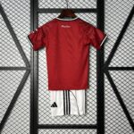 MANCHESTER UNITED TITULAR 2025/26 KIT NIÑO - Imagen 2