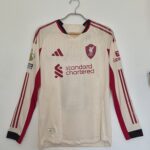 LIVERPOOL SUPLENTE MANGA LARGA 2025/26 PLAYER VERSION SZOBOSZLAI #8 - TALLA L (AJUSTE M)