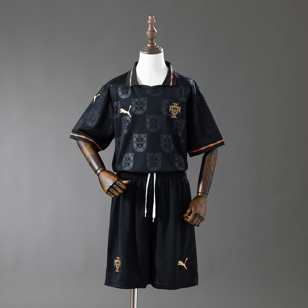 d2a0228a PORTUGAL BLACK EDITION 2026 KIT NIÑO - Imagen 1