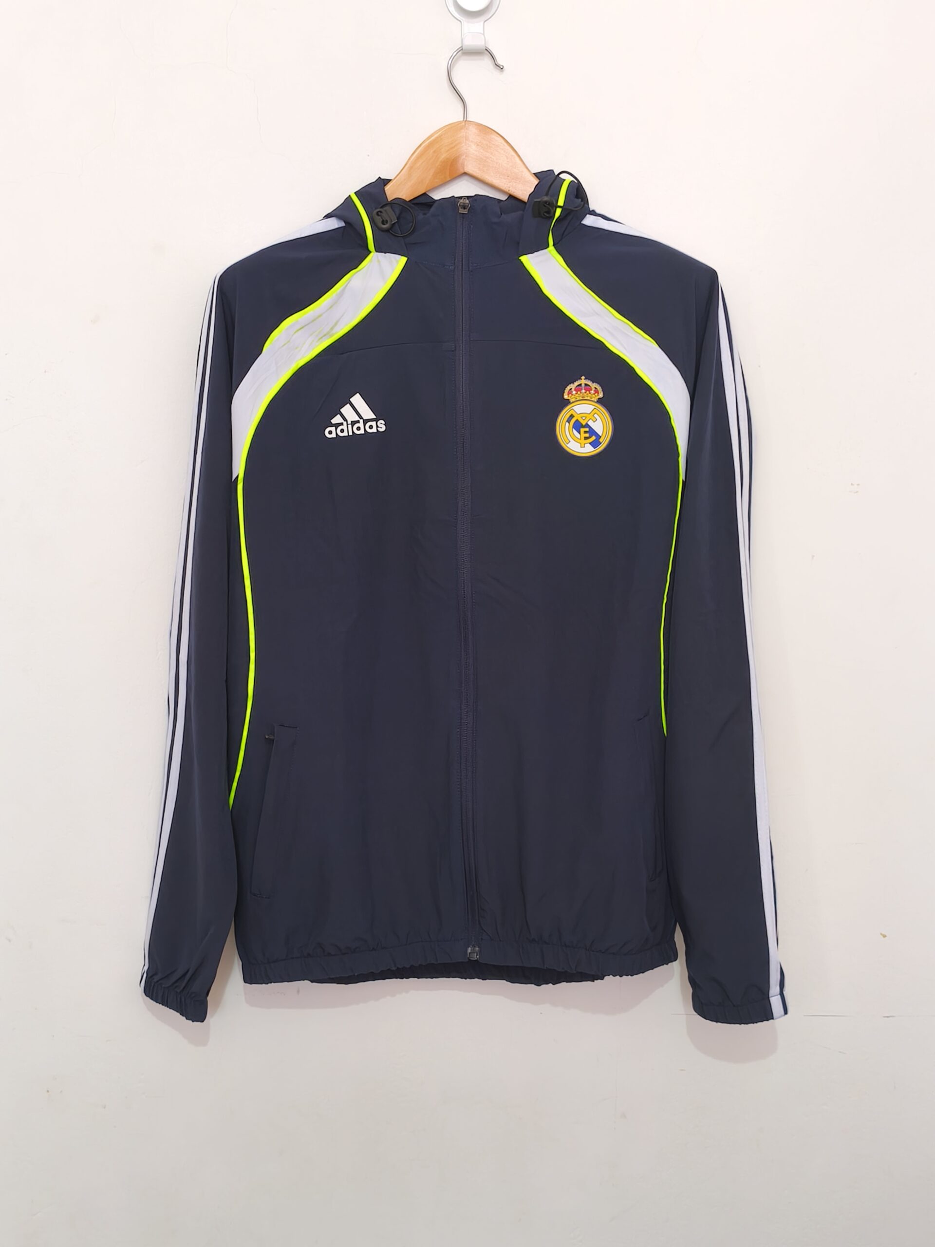 IMG_20260411_090138 REAL MADRID - CASACA CON CAPUCHA - ADIDAS UBP - TALLA L - Imagen 1