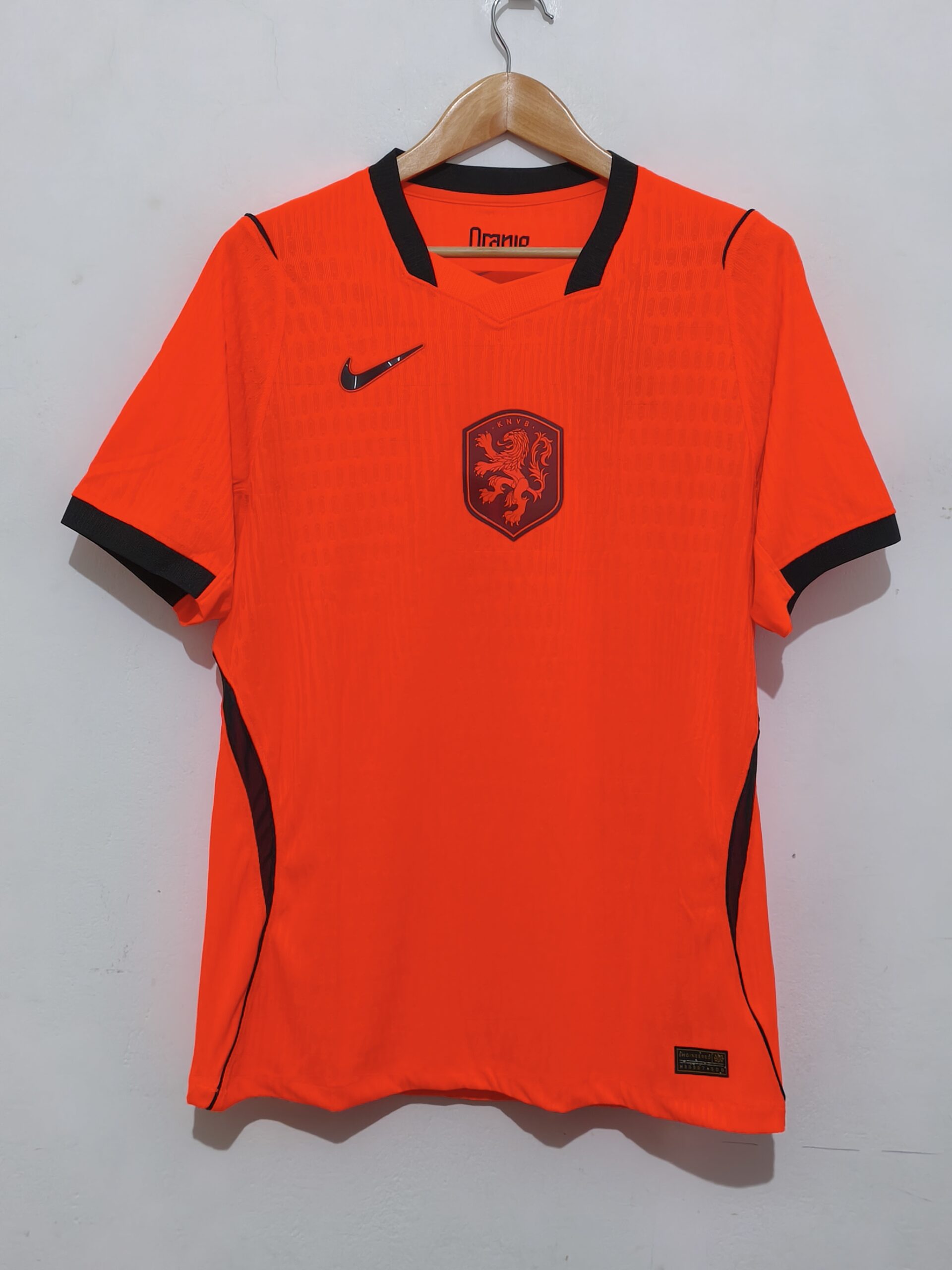 MVIMG_20260625_221034 HOLANDA TITULAR 2026 PLAYER VERSION TALLA XL (CALCE REAL L) - Imagen 1