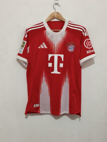 BAYERN TITULAR PLAYER VERSION - KANE #9 - TALLA L (CALCE REAL M)
