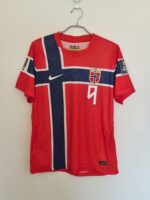 NORUEGA TITULAR PLAYER VERSION - BRAUT HAALAND #9 - ETIQUETA L (CALCE REAL M)