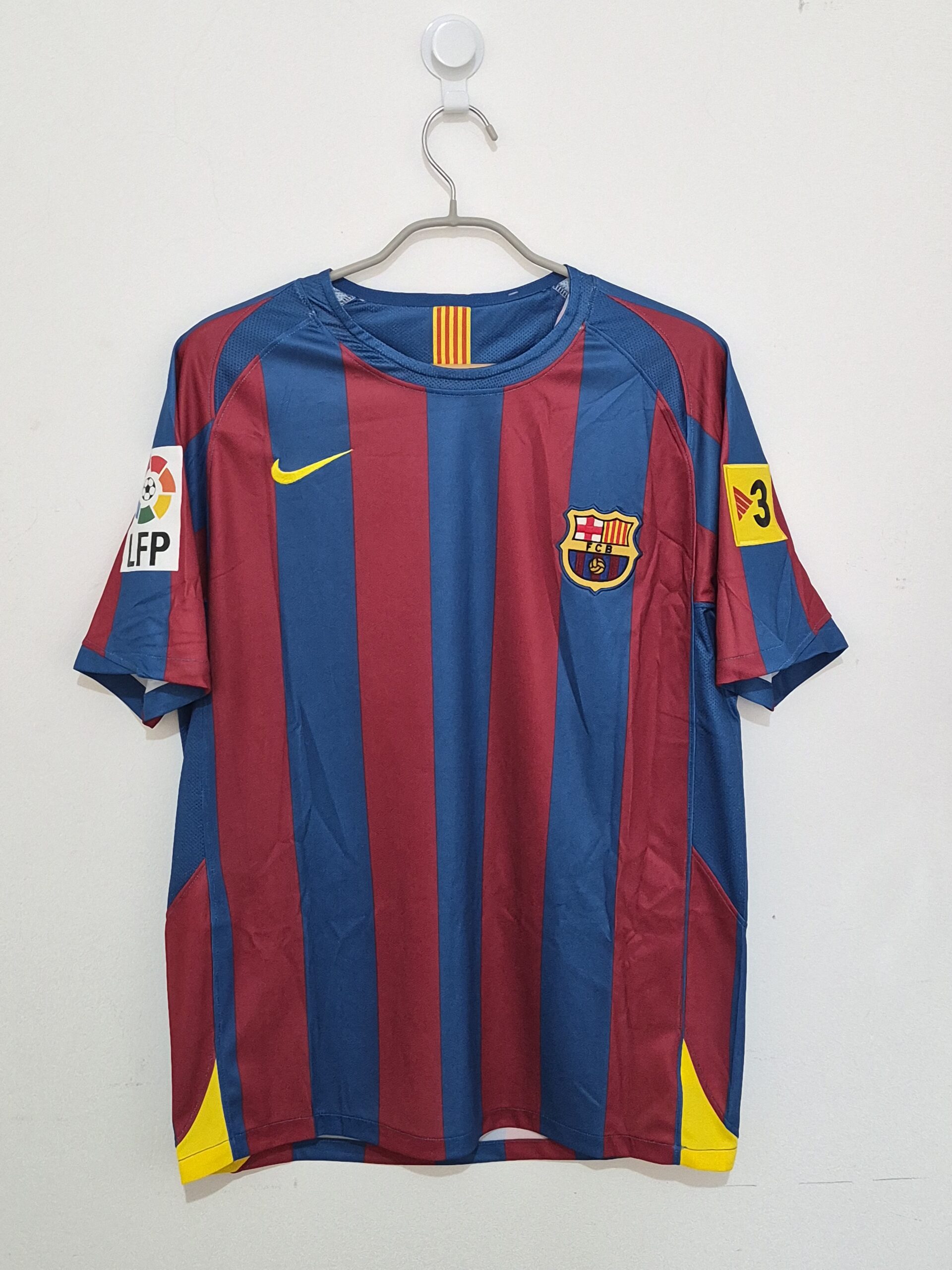 20261012_071319 BARCELONA TITULAR RETRO 2005/06 RONALDINHO #10 - TALLA L - Imagen 1